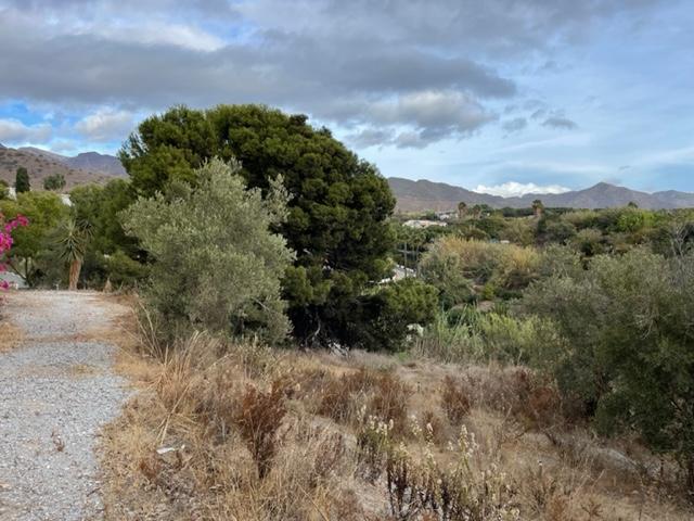 Exclusief bij Villandalux, dubbel perceel op 300 meter van het strand van Burriana, Nerja.