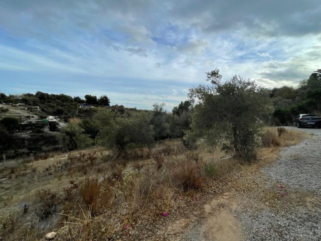 Exklusiv in Villandalux, Doppelgrundstück 300 Meter vom Strand von Burriana, Nerja, entfernt.