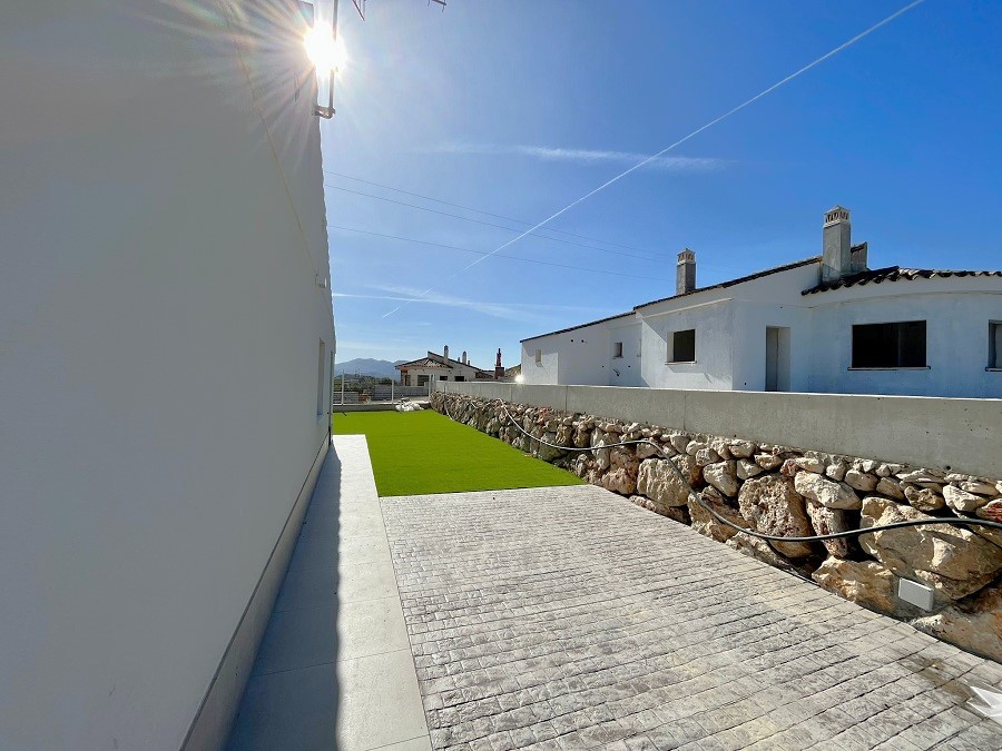 Nieuwbouwproject van vrijstaande villa's aan het stuwmeer van La Viñuela op slechts 15 minuten van de kust en 10 minuten van Velez Malaga.