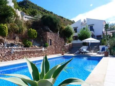 Vackert lugnt hus i Frigiliana med vacker trädgård och privat pool