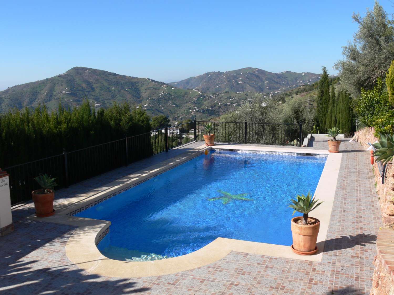 Smukt roligt hus i Frigiliana med smuk have og privat pool