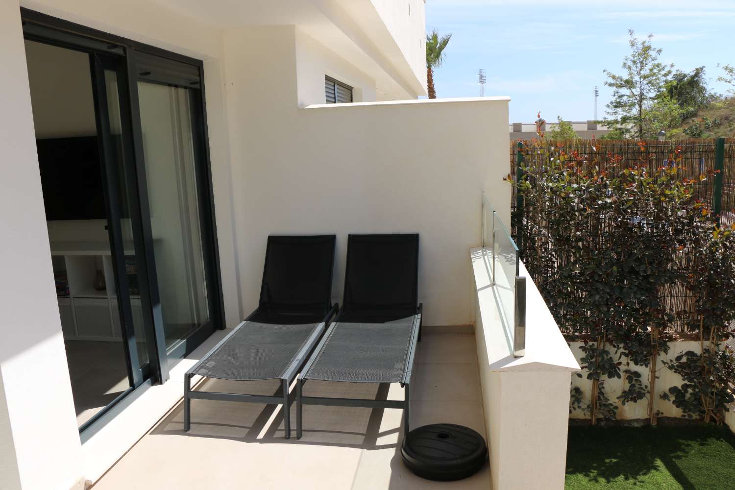 Nouvel appartement luxueusement fini dans un complexe à petite échelle pour de merveilleuses vacances à la plage à Nerja, dans le sud de l’Espagne.