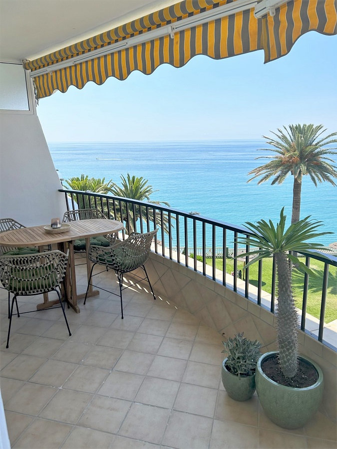 This apartment has recently been completely renovated, beautifully decorated and perfectly located within walking distance of the beach and the cozy center