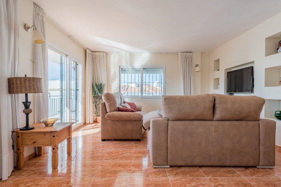 Apartment ideally located near the famous Burriana beach and near the lively center of Nerja, for a wonderful beach holiday in Nerja.