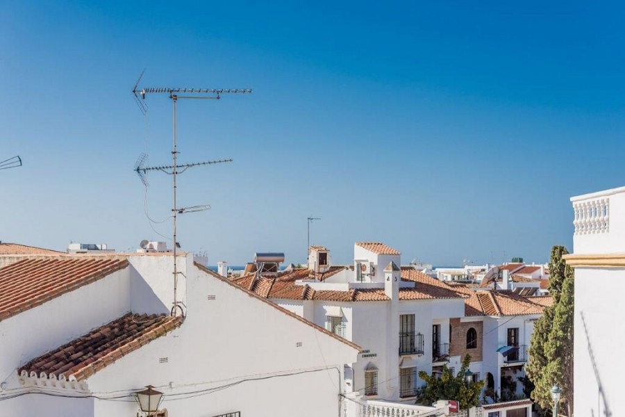 Lägenhet idealiskt beläget nära den berömda Burriana-stranden och nära Nerjas livliga centrum, för en underbar strandsemester i Nerja.