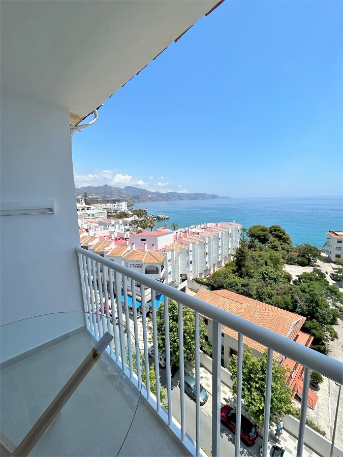 Precioso apartamento totalmente reformado con vistas al mar y amueblado de forma muy atractiva.