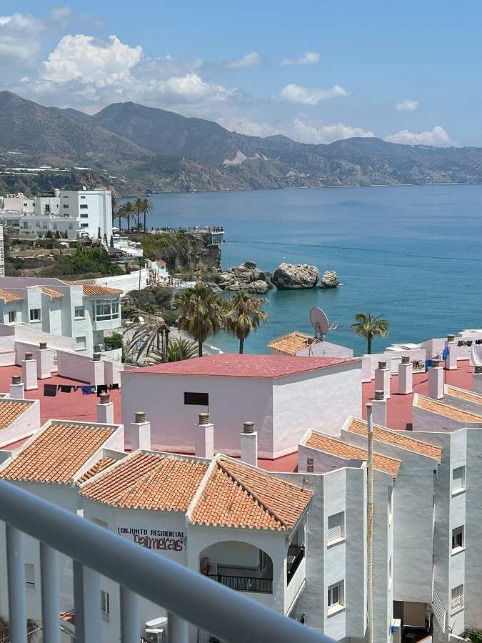 Precioso apartamento totalmente reformado con vistas al mar y amueblado de forma muy atractiva.