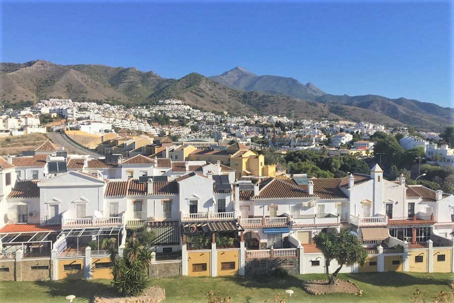 Stor lejlighed med fantastisk havudsigt og gåafstand til Burriana strand og centrum af Nerja.