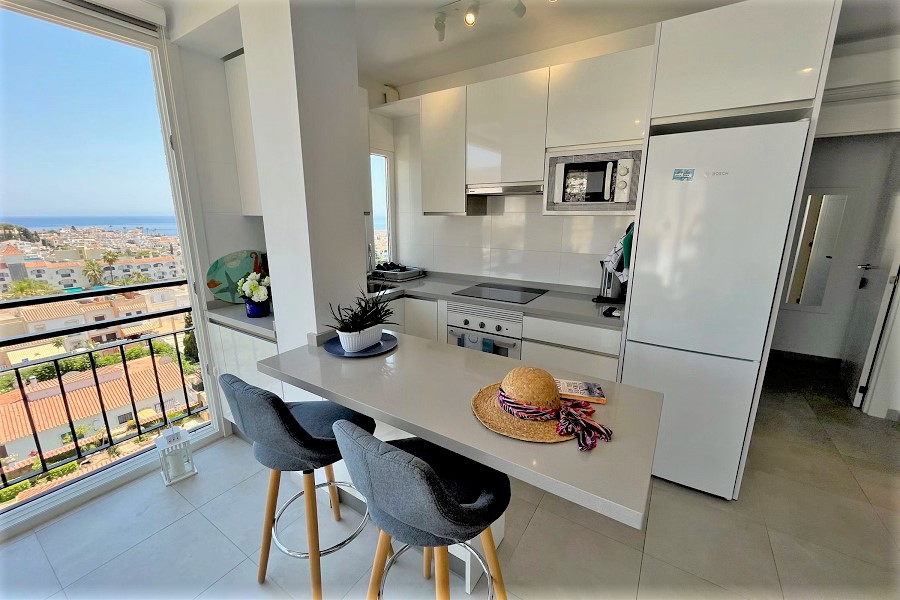 Estupendo apartamento con impresionantes vistas al mar y a poca distancia de la playa de Burriana y del centro de Nerja.