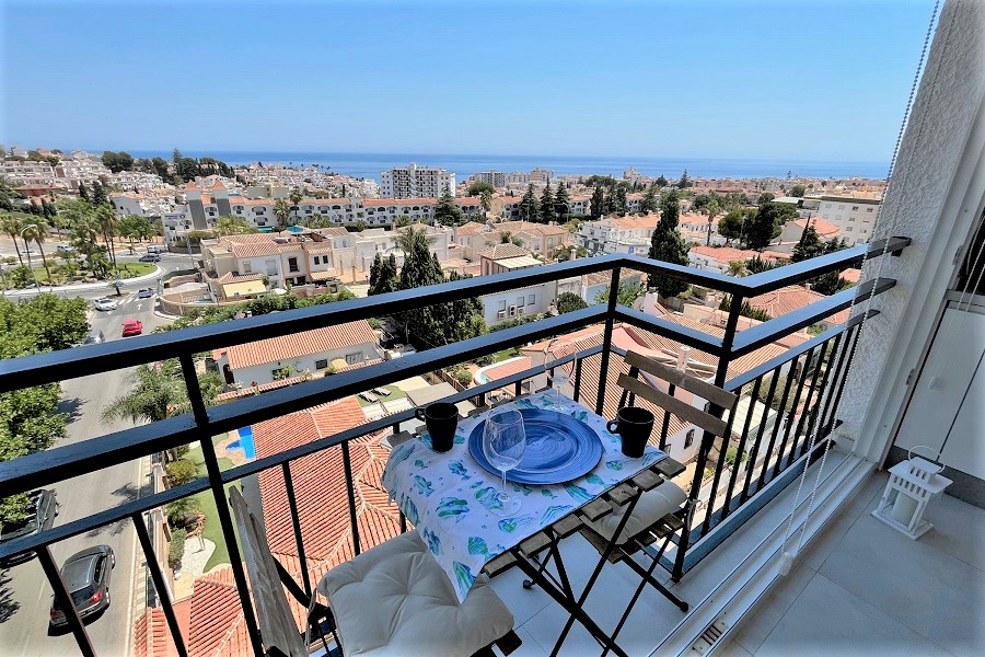 Super appartement avec une vue imprenable sur la mer et à distance de marche de la plage de Burriana et du centre de Nerja.