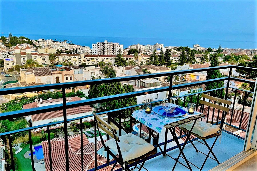 Tolle Wohnung mit herrlichem Meerblick und nur wenige Gehminuten vom Strand Burriana und dem Zentrum von Nerja entfernt.