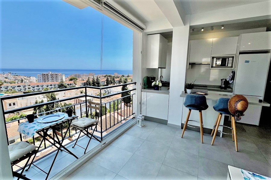 Super appartement avec une vue imprenable sur la mer et à distance de marche de la plage de Burriana et du centre de Nerja.