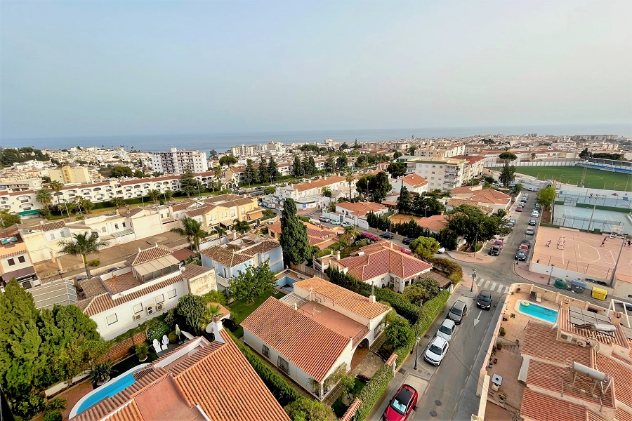 Tolle Wohnung mit schöner Aussicht, nur wenige Gehminuten vom Strand Burriana und dem Zentrum von Nerja entfernt.