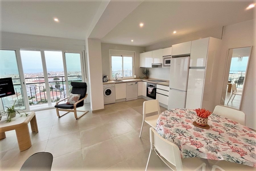 Estupendo apartamento con bonitas vistas a poca distancia de la playa de Burriana y del centro de Nerja.