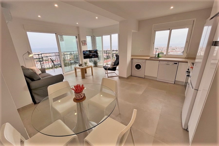 Super appartement avec de belles vues à distance de marche de la plage de Burriana et du centre de Nerja.