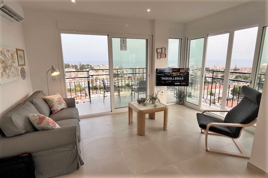 Grande appartamento con splendida vista a pochi passi dalla spiaggia di Burriana e dal centro di Nerja.