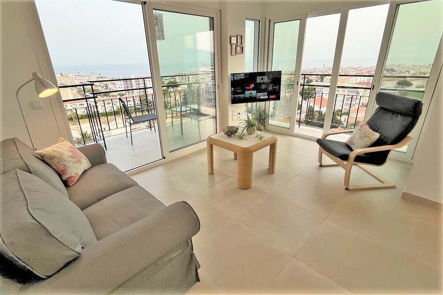 Super appartement avec de belles vues à distance de marche de la plage de Burriana et du centre de Nerja.