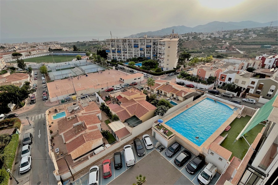 Grande appartamento con splendida vista a pochi passi dalla spiaggia di Burriana e dal centro di Nerja.