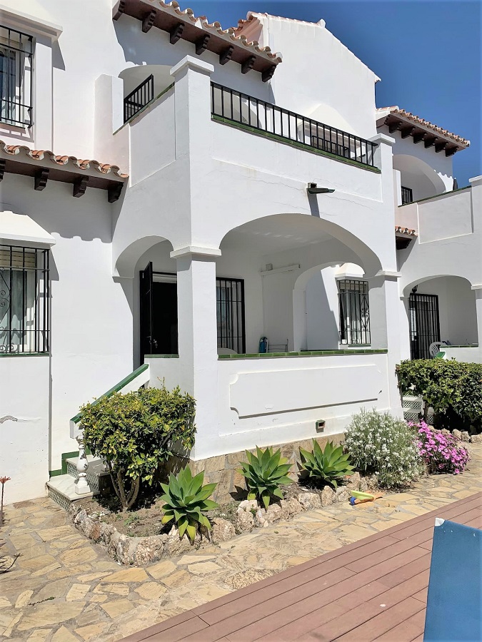 Apartamento de 2 dormitorios con piscina comunitaria a muy poca distancia de la playa y del centro de Nerja