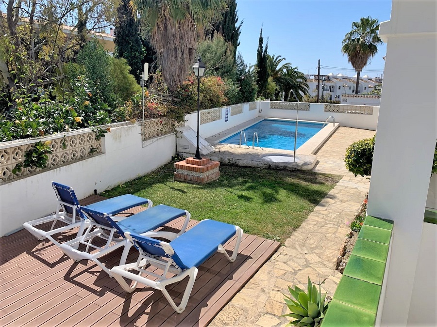 Apartamento de 2 dormitorios con piscina comunitaria a muy poca distancia de la playa y del centro de Nerja