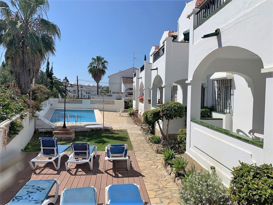 Apartamento de 2 dormitorios con piscina comunitaria a muy poca distancia de la playa y del centro de Nerja