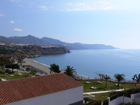 Apartamento de 2 dormitorios con piscina comunitaria a poca distancia de la playa y del centro de Nerja