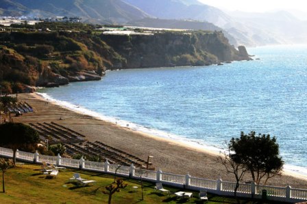 Lägenhet med 2 sovrum med gemensam pool en kort bit från stranden och centrum av Nerja