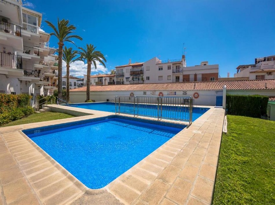 Apartamento de 2 dormitorios con piscina comunitaria a pocos pasos de la playa y del centro de Nerja