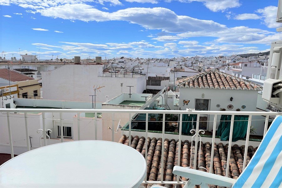 Apartamento de 2 dormitorios con piscina comunitaria a pocos pasos de la playa y del centro de Nerja