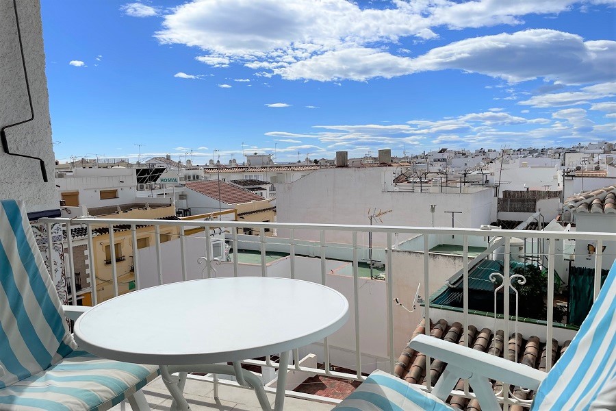 Apartamento de 2 dormitorios con piscina comunitaria a pocos pasos de la playa y del centro de Nerja