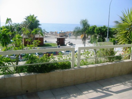 2 værelses lejlighed første linje Burriana strand i Nerja