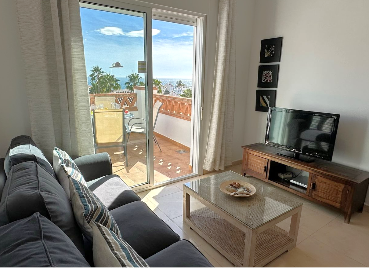 Apartamento de 2 dormitorios con piscina comunitaria cerca de la playa de Burriana de Nerja