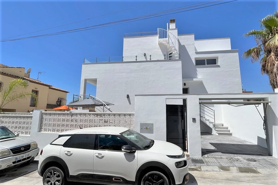 Villa neuve avec piscine privée, 3 chambres, 2 salles de bains, idéalement située à quelques pas de la plage et du centre de Nerja