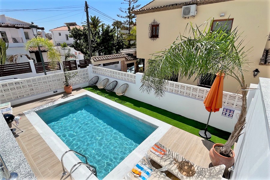 Villa neuve avec piscine privée, 3 chambres, 2 salles de bains, idéalement située à quelques pas de la plage et du centre de Nerja