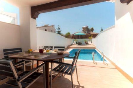 This villa is located 400 meters from the beach and 300 meters from the cozy center of Nerja.