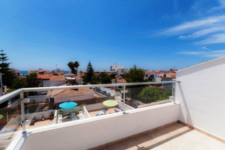 Esta villa se encuentra a 400 metros de la playa y a 300 metros del acogedor centro de Nerja.