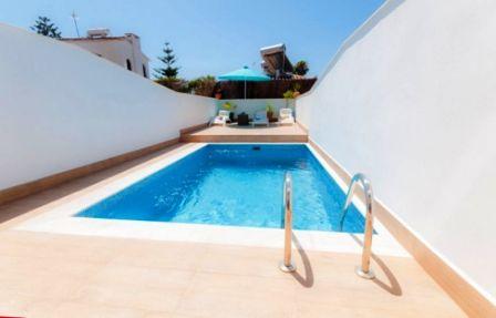 Esta villa se encuentra a 400 metros de la playa y a 300 metros del acogedor centro de Nerja.