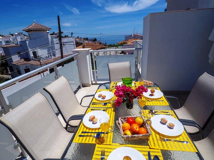 Nouvelle villa de 3 chambres avec piscine à proximité de la plage et du centre de Nerja