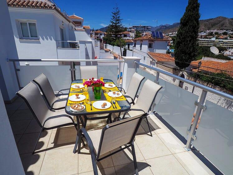 Ny 3-værelses villa med pool tæt på stranden og centrum af Nerja