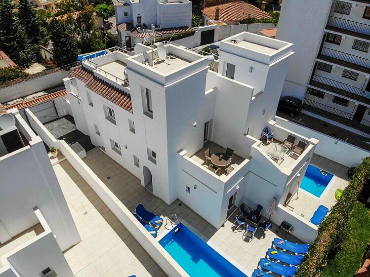 Nouvelle villa de 3 chambres avec piscine à proximité de la plage et du centre de Nerja