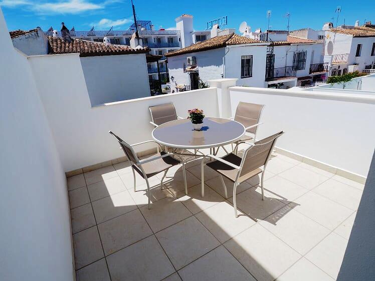 Nouvelle villa de 3 chambres avec piscine à proximité de la plage et du centre de Nerja