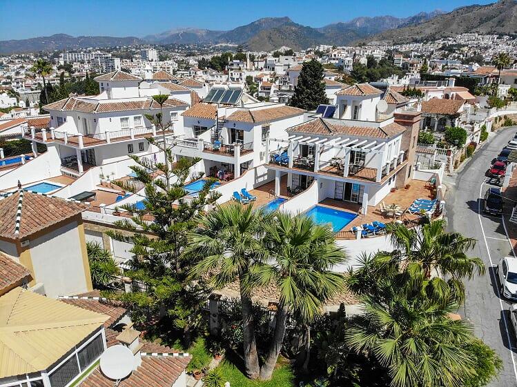 Villa met 3 slaapkamers, privé zwembaden schitterend uitzicht over de baai van Burriana in Nerja