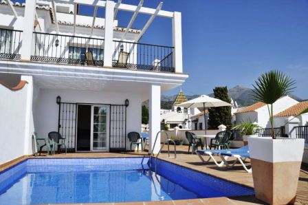 Villa met 3 slaapkamers, privé zwembaden schitterend uitzicht over de baai van Burriana in Nerja