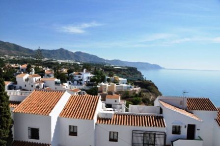 Villa med 3 soveværelser og private pools fantastisk udsigt over Burriana Bay i Nerja