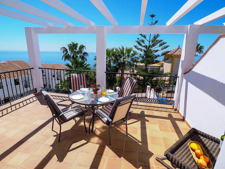 Villa met 3 slaapkamers, privé zwembaden schitterend uitzicht over de baai van Burriana in Nerja