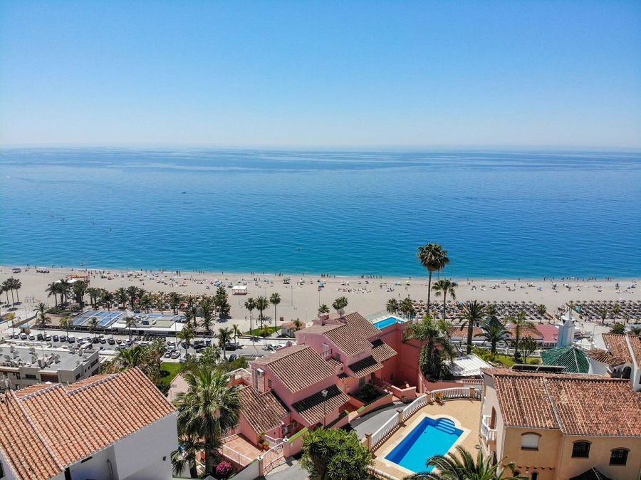 Villa med 3 soveværelser, 2 badeværelser, privat pool og havudsigt, beliggende ved siden af Capistrano Playa i Nerja, over den berømte Burriana strand.