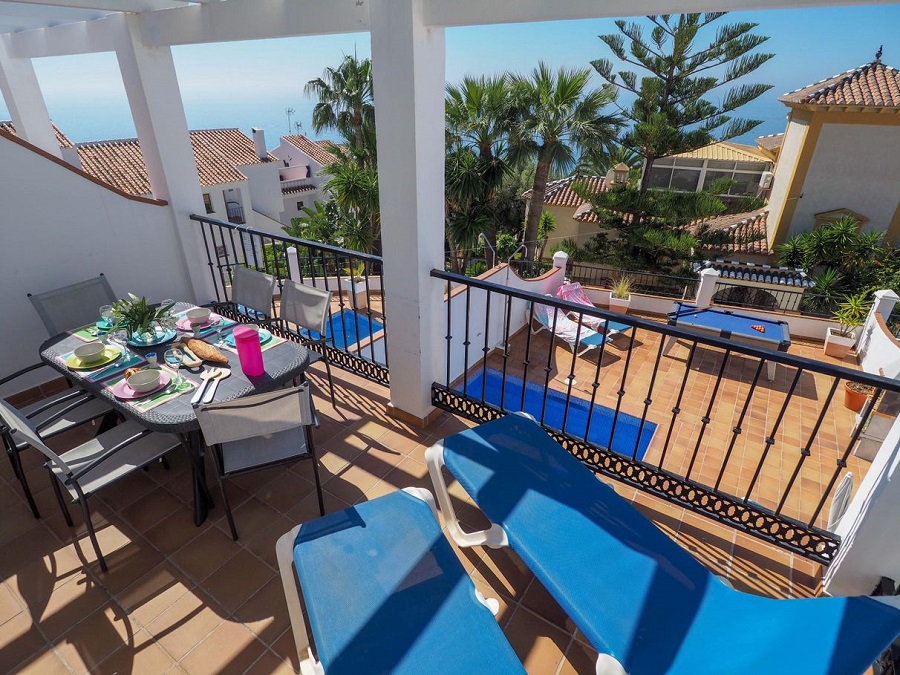 Villa med 3 soveværelser, 2 badeværelser, privat pool og havudsigt, beliggende ved siden af Capistrano Playa i Nerja, over den berømte Burriana strand.