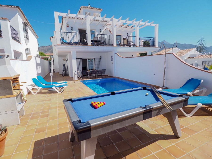 Villa med 3 soveværelser, 2 badeværelser, privat pool og havudsigt, beliggende ved siden af Capistrano Playa i Nerja, over den berømte Burriana strand.