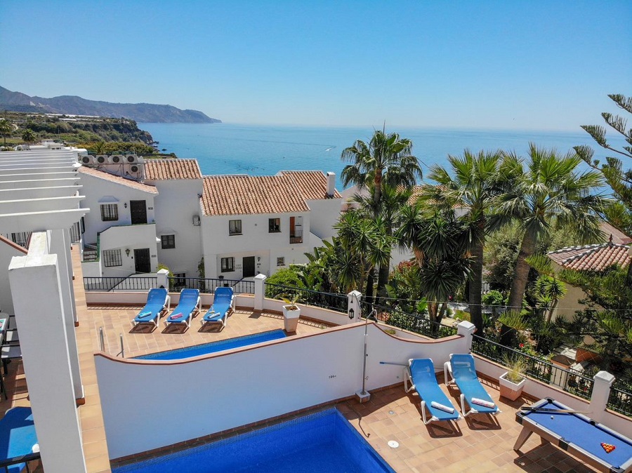 Villa med 3 soveværelser, 2 badeværelser, privat pool og havudsigt, beliggende ved siden af Capistrano Playa i Nerja, over den berømte Burriana strand.