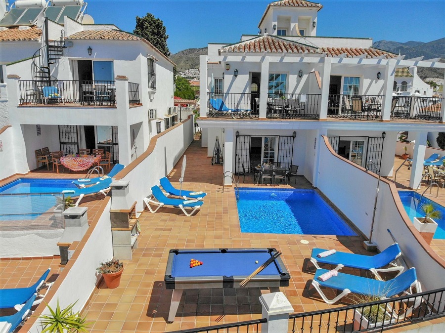 Villa med 3 soveværelser, 2 badeværelser, privat pool og havudsigt, beliggende ved siden af Capistrano Playa i Nerja, over den berømte Burriana strand.